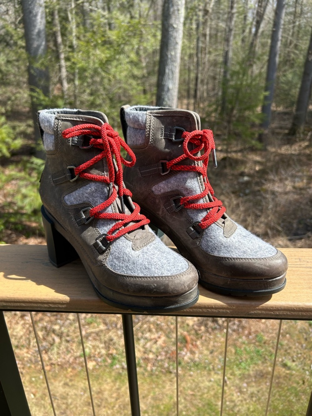 Sorel Grey Wool Felt Leather  Lace-Up Heeled Hiker Boots with Red Laces 8.5